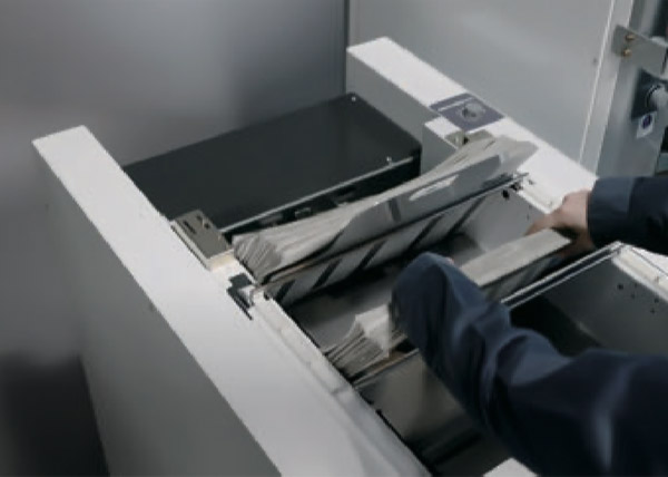 給紙の進化で、薄い新聞にも対応